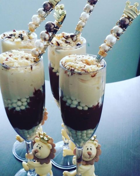 taça com biscuit e colher bordada